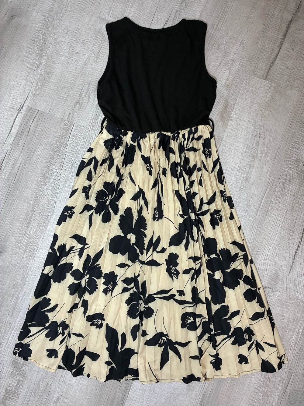 SHEIN Girls' Midi Dress – Black Colorblock Design with Floral Pleated Skirt